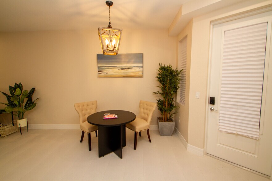 Foyer - 262 Indies Dr E