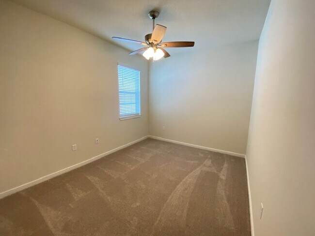 Building Photo - 4/2 Single family home