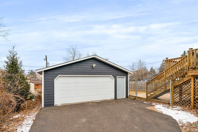 Building Photo - 5116 Ivanhoe St