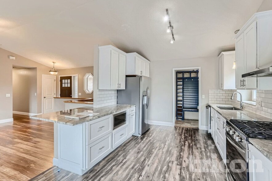 Building Photo - 7850 Park Ave NE