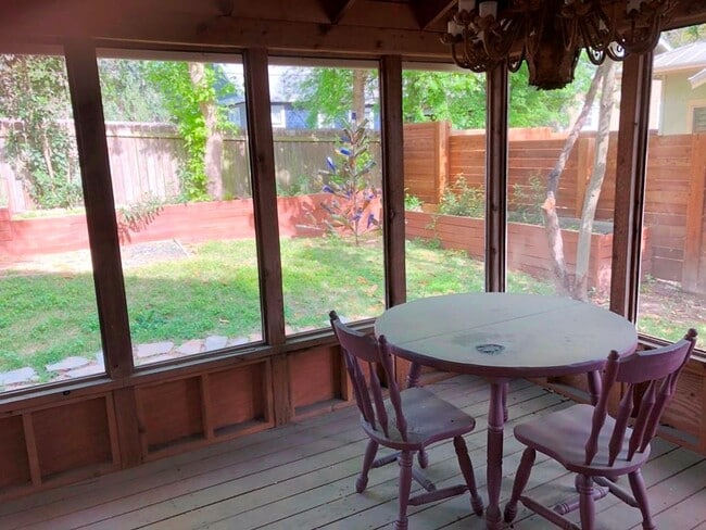 Building Photo - 2202 East Side Dr