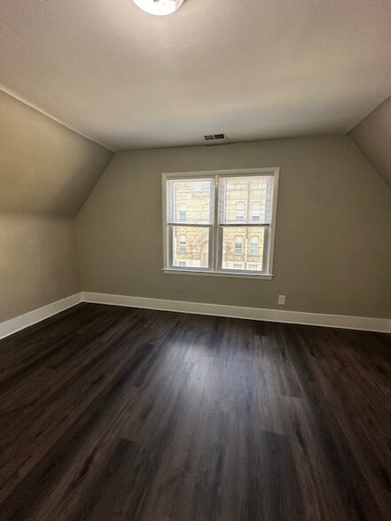 Building Photo - 929 E Clarke St