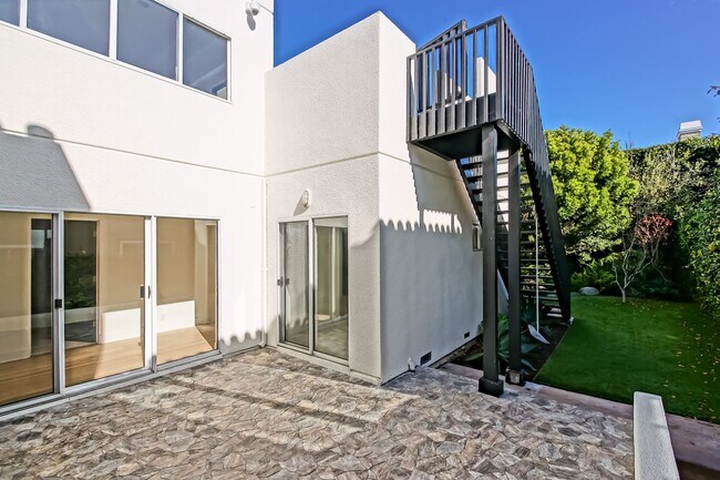 Building Photo - Beautifully Remodeled, 4BR4.5BA Hill Section Home w/ Amazing Panoramic Ocean Views, 3 Decks, Atri...