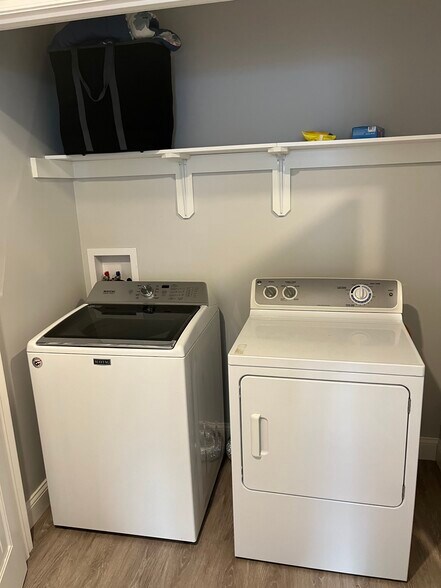 Building Photo - 2 1/2 Dumas Ave