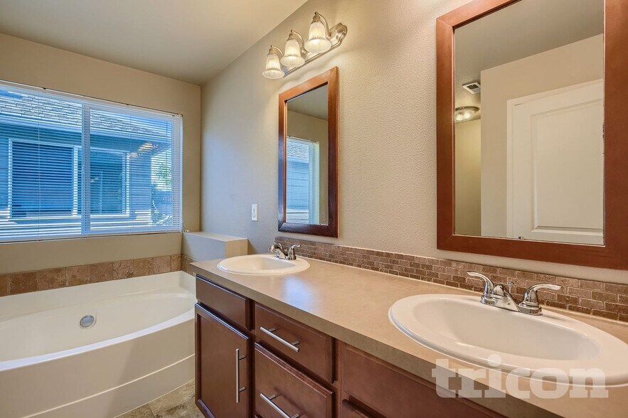 Building Photo - 20615 7th Ave Ct E