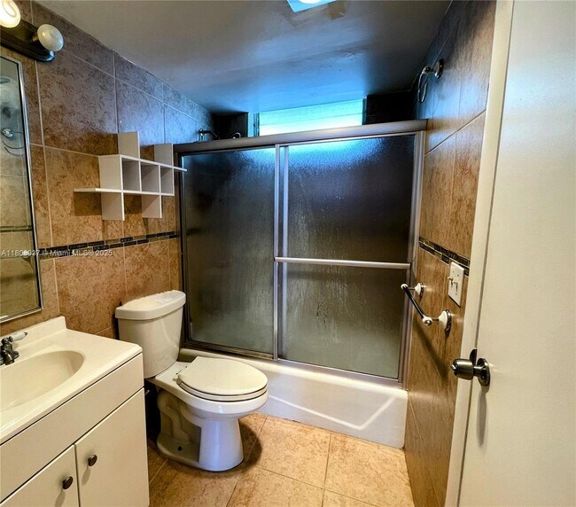 Building Photo - 2859 Leonard Dr