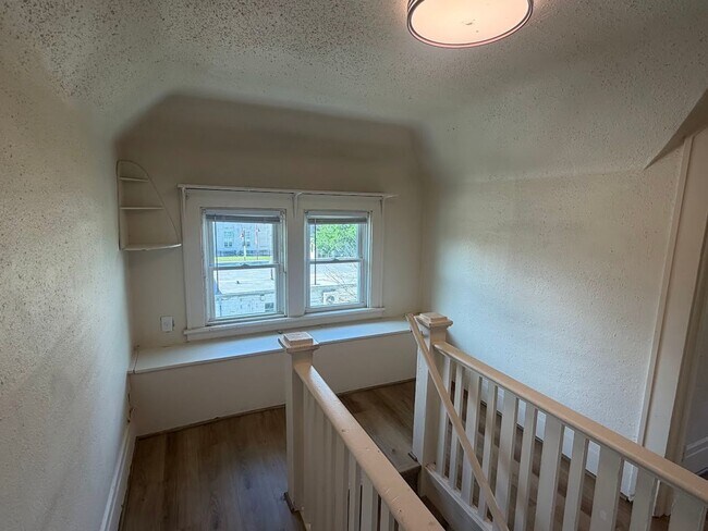 Building Photo - 611 Kellogg Ave
