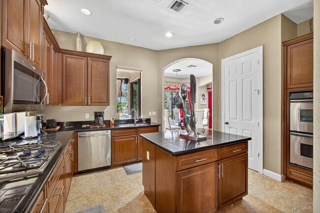 Building Photo - 3501 Collonade Dr
