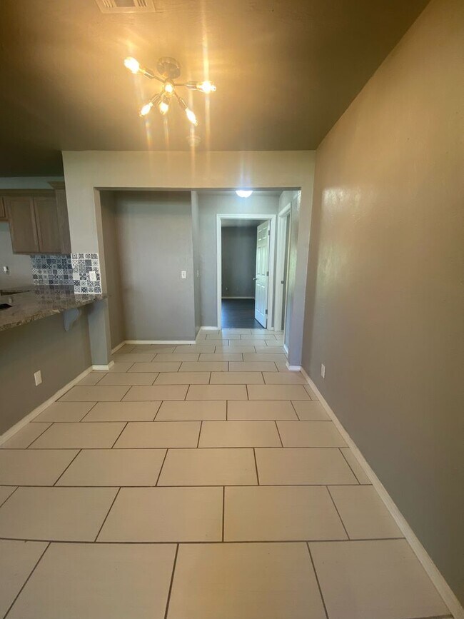 Building Photo - Gorgeous 3 Bed, 2 Bath Home with Modern Up...