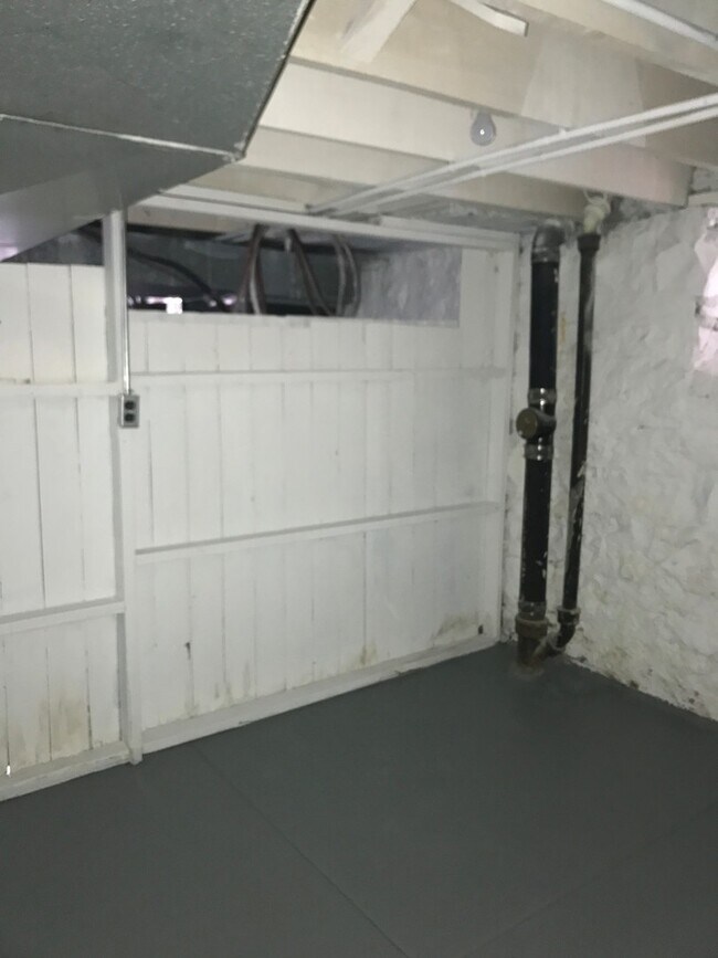 Building Photo - Large Spacious Home with 2 Car Garage in South Hampton