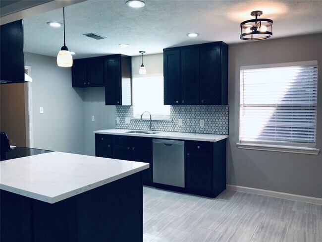 Building Photo - 3110 Springhill Dr