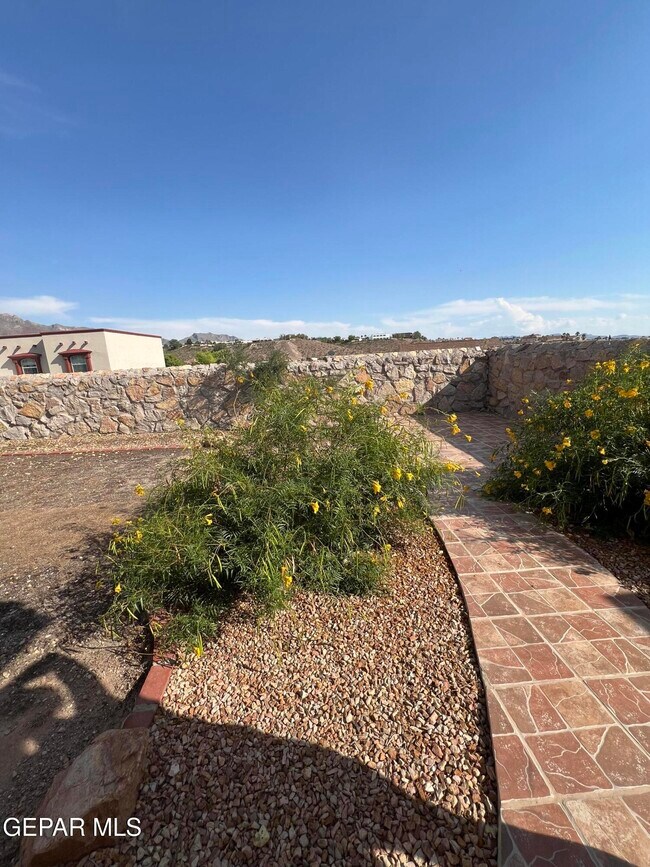 Building Photo - 6700 Hermoso Del Sol Dr