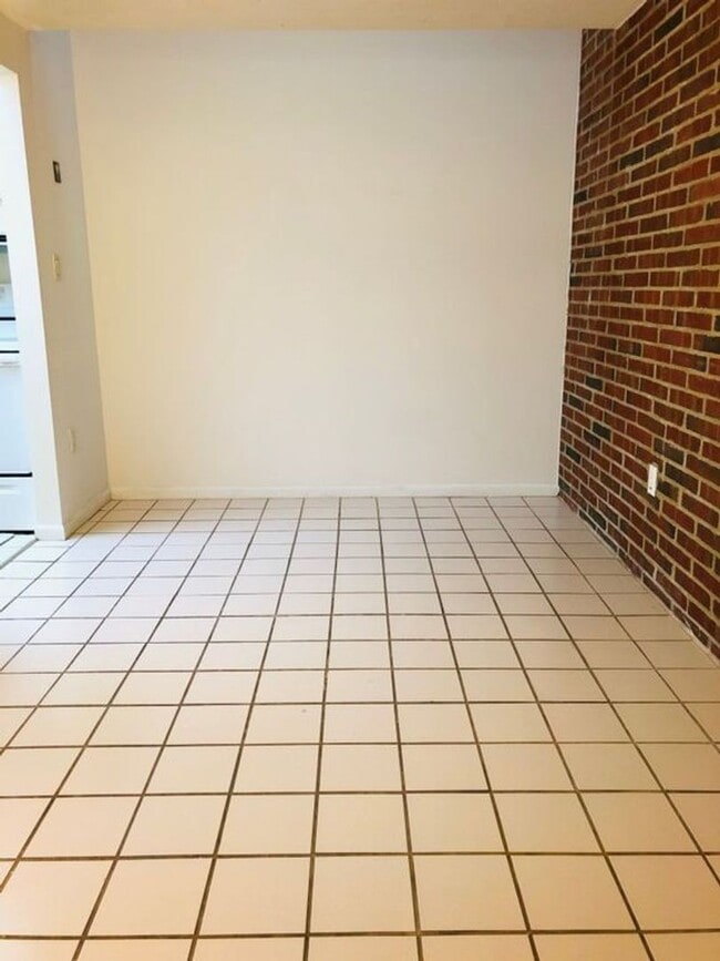 Building Photo - Immaculate 2 bedroom Loft Style Condo avai...