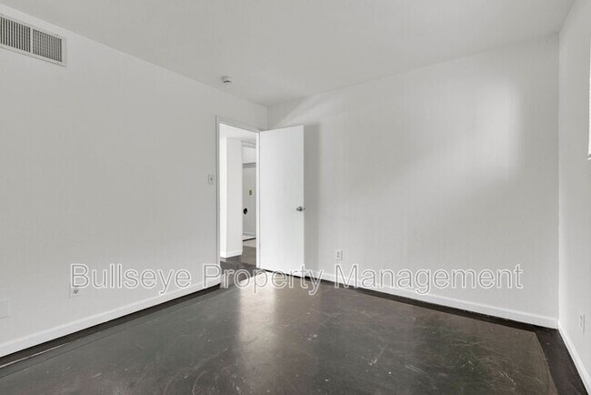 Building Photo - 1333 E Donner Dr