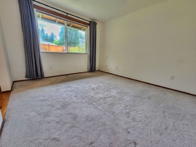 Building Photo - Beautiful 4 Bed 1.75 Bath Home Near Microsoft