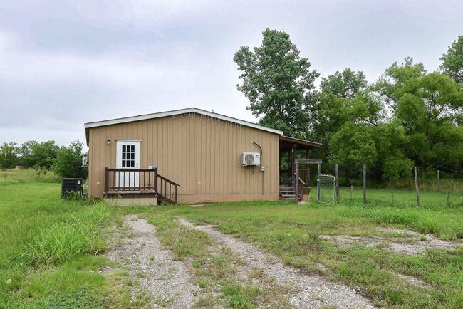 Building Photo - 550 Quail Run Cir