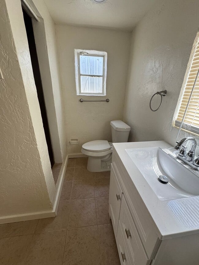 Building Photo - Beautiful Santa Fe Style home!