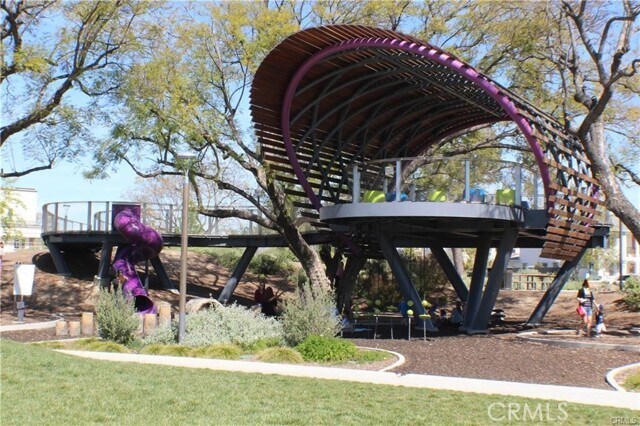 Building Photo - 140 Paramount