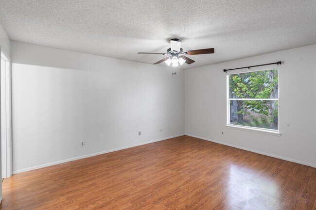 Building Photo - 2/2 Condo With Screened Patio in Conway area