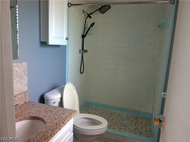 Building Photo - 893 Iris Dr