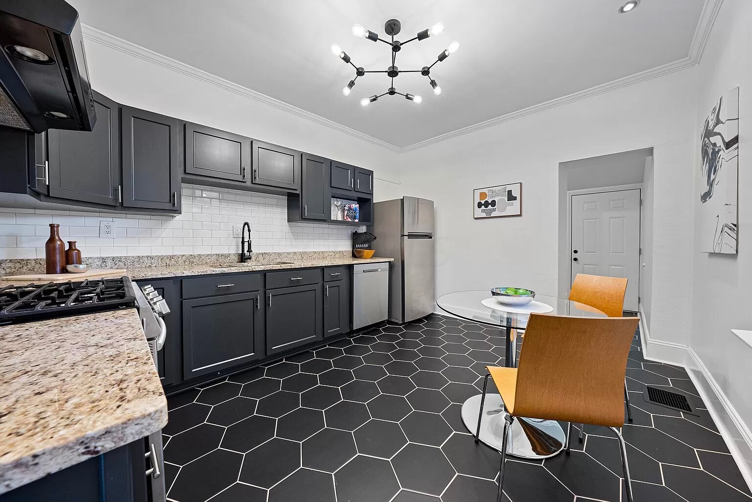 Building Photo - 854 Summit St