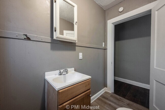 Building Photo - Charming 1 Bed Duplex with Full Bath in In...
