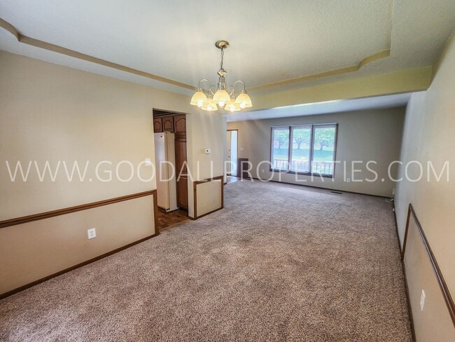 Building Photo - Executive 4 Bedroom Home in West Des Moine...
