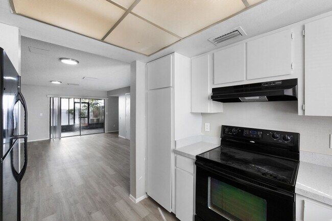 Building Photo - ***CUTE! Largo Townhome NOW *** 2 Bed. 1&1...