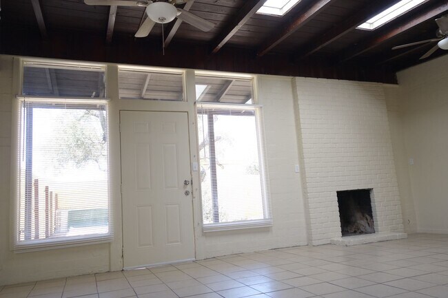 Building Photo - 2531 N Winstel Blvd