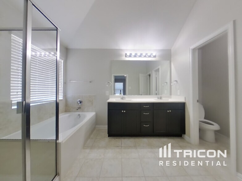 Building Photo - 560 Bromeliad Dr