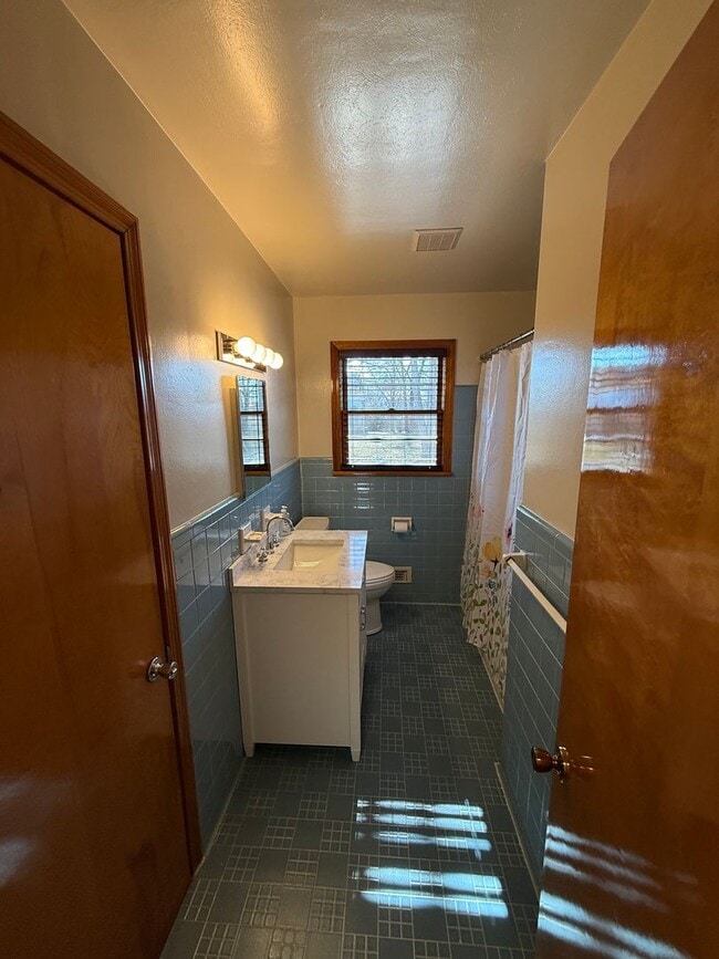 Building Photo - 3 Bed/1/5 Bath House with Carport  *Lawncare included in rent*