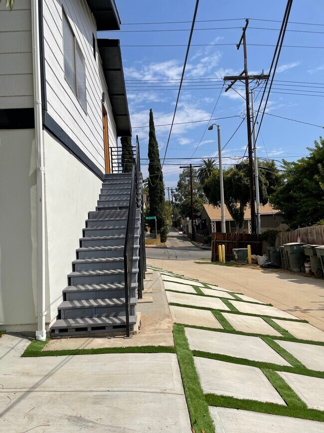 Building Photo - 1385 N Marengo Ave