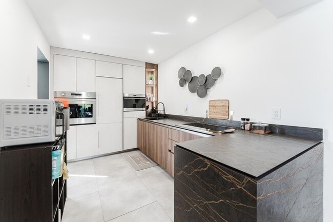 Building Photo - 800 E Camino Real