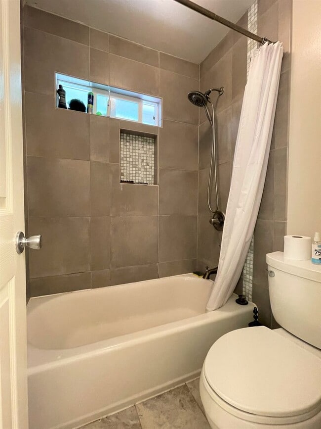 Building Photo - Gorgeous three bedroom two bathroom home with large backyard for rent!