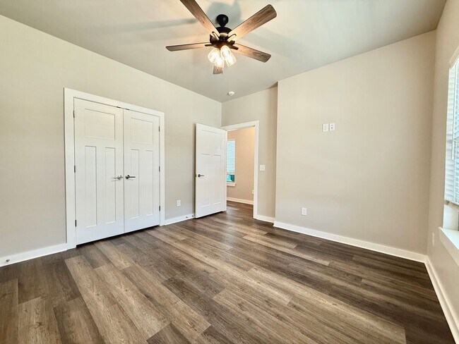 Building Photo - Large 2 Bed, 2 Bath in Beautiful Well-Main...