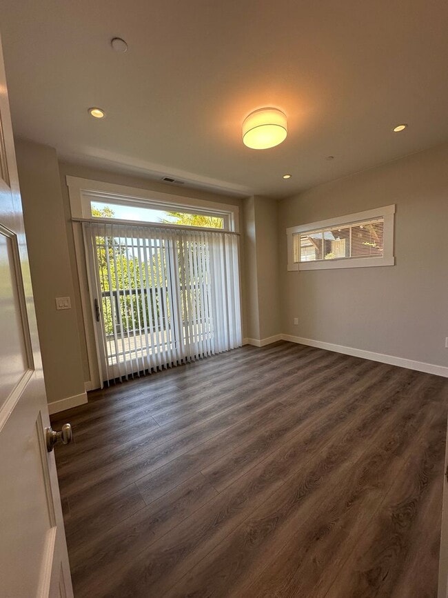 Building Photo - Modern 2-Bedroom Oasis with Expansive Deck...