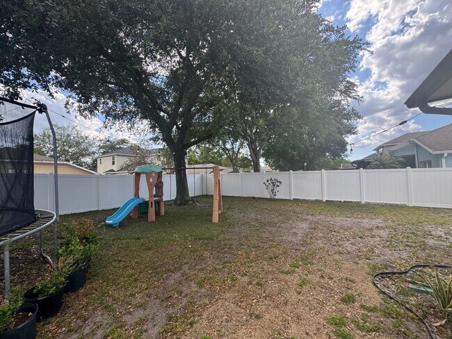 Building Photo - 4/2 in Gated Community near Tuskawilla Rd ~ Tile and Laminate Floors ~ Screened Patio ~  Communit...