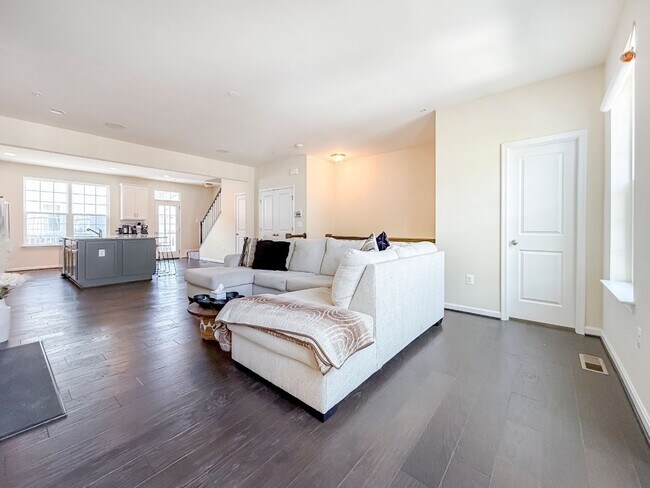 Building Photo - Stunning 4 bedroom townhome with garage