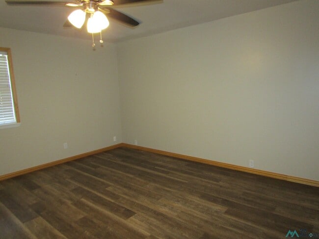 Building Photo - 1915 Villa Dr