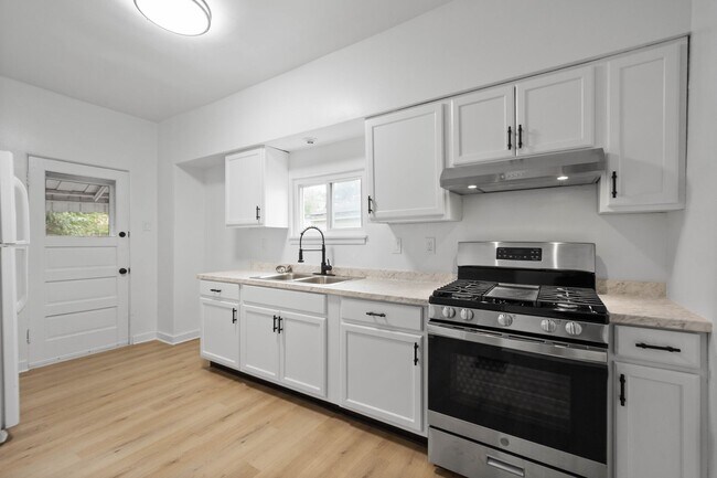 Building Photo - Stunning 3 bedroom home in Pittsburgh avai...