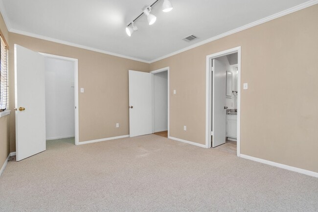 Building Photo - 3934 Roseland St