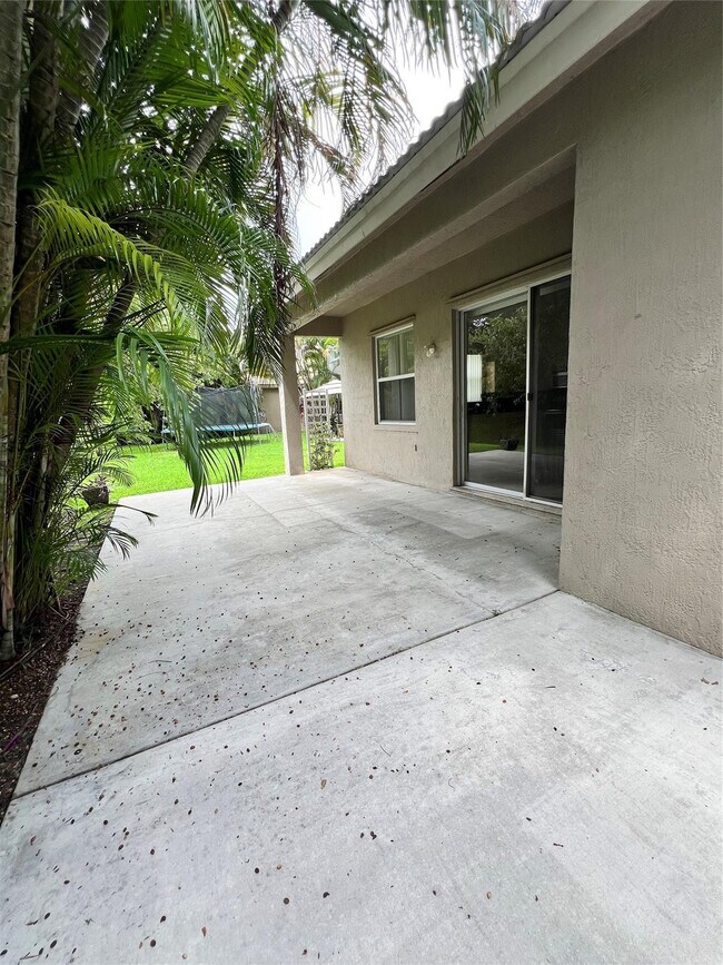 Building Photo - 7953 NW 70th Ave