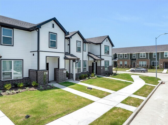 Building Photo - 11915 Carvalho Dr