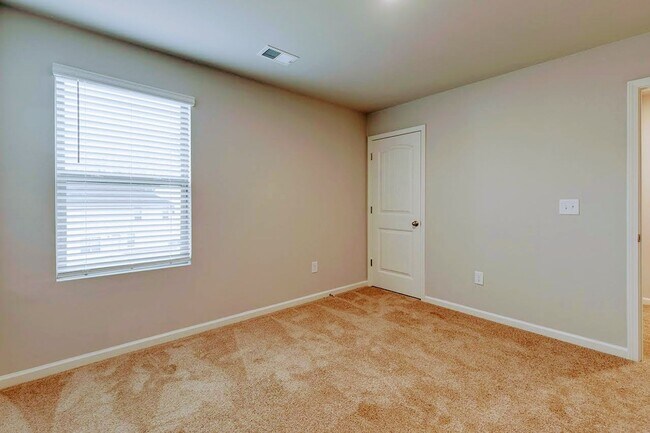 Building Photo - Beautiful Rental Home Features 5 Beds/3.5 ...