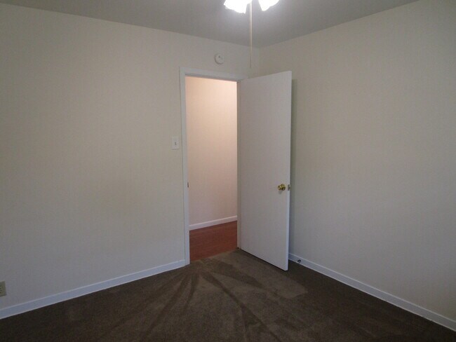 Building Photo - 305 Manor Dr