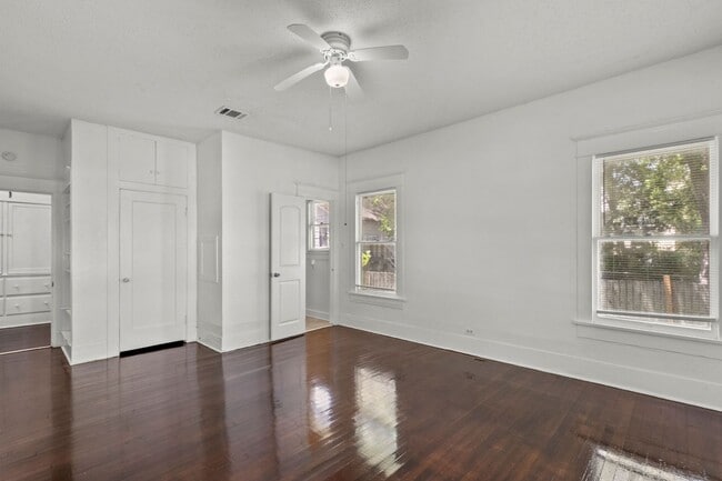 Building Photo - Charming 3 bedroom 1940's bungalow!