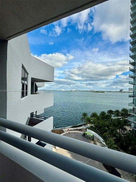 Building Photo - 555 NE 30th St