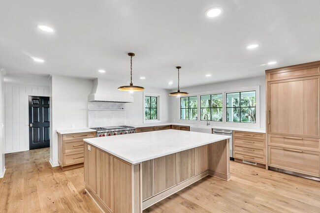 Building Photo - Gorgeous Waterfront Home on Isle of Hope