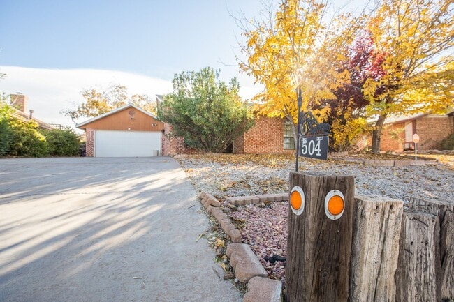 Building Photo - 3 Bedroom 2 Bathroom Home - Dogs Allowed & Large Backyard!