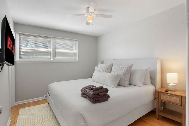 Building Photo - Arlington Heights Rental